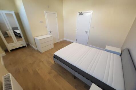 This inviting double bedroom features a spaciou...