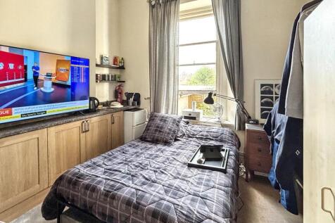 A cozy double bedroom featuring a comfortable b...