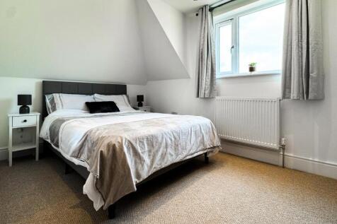 A cozy double bedroom featuring a comfortable b...