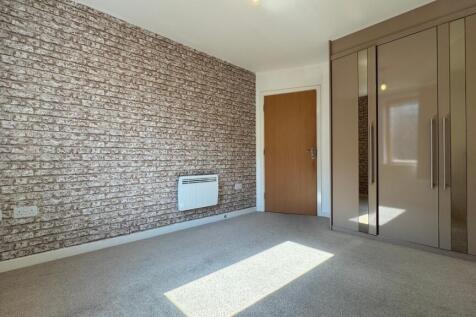 This inviting double bedroom features ample nat...