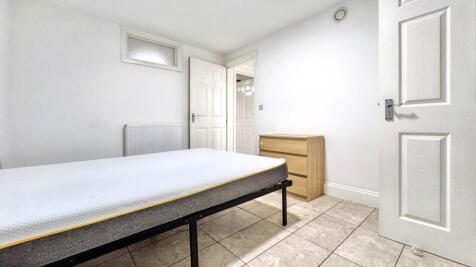 A cozy double bedroom featuring ample floor spa...
