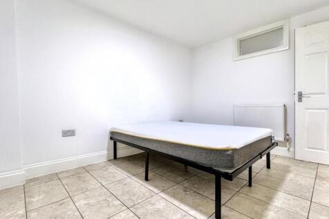 A cozy double bedroom featuring a spacious layo...