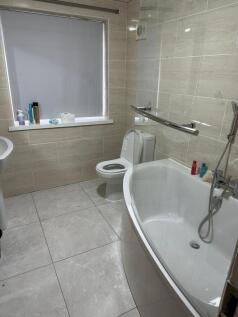 This modern bathroom suite features a spacious ...