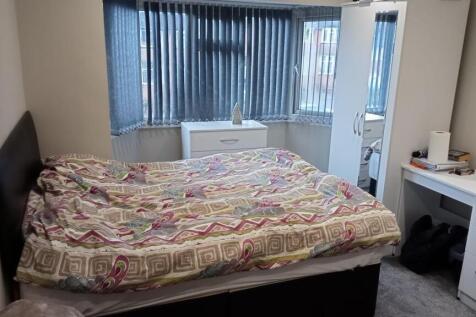 A cozy double bedroom featuring a spacious layo...