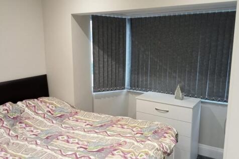 A cozy double bedroom featuring a comfortable b...