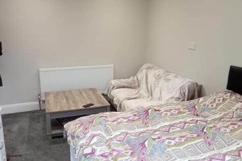 A cozy and inviting double bedroom featuring a ...