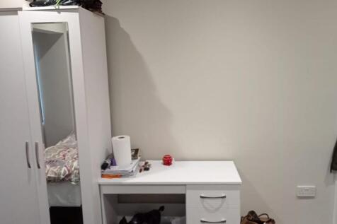 A cozy double bedroom featuring a comfortable b...