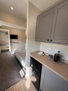 A bright and tidy single bedroom with contempor...