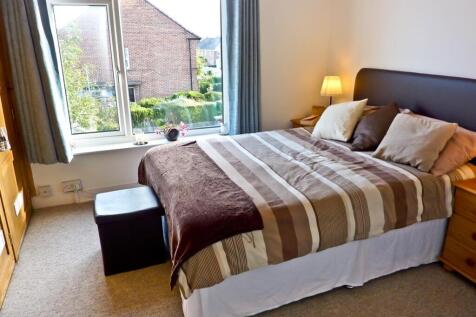 This inviting double bedroom features ample nat...