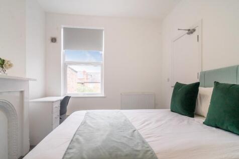 This charming double bedroom features a spaciou...