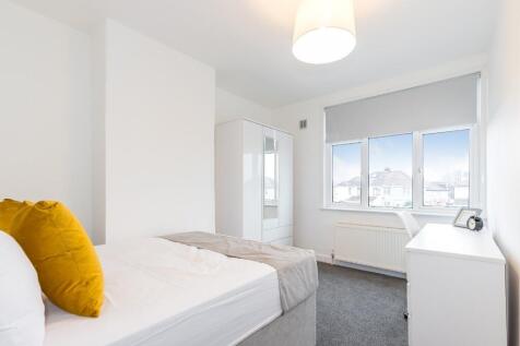 This inviting double bedroom features ample nat...