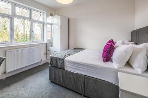 This inviting double bedroom features ample nat...