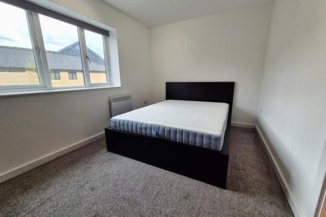 A cozy double bedroom featuring a comfortable b...