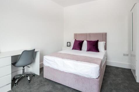 This beautifully designed double bedroom featur...