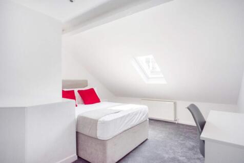 A cozy double bedroom featuring a comfortable b...
