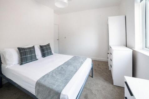 A beautifully presented double bedroom featurin...