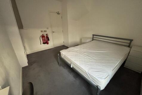 This inviting double bedroom features a spaciou...