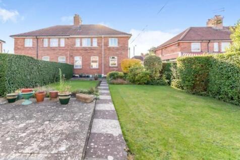 Charming front view of a well-maintained semi-d...