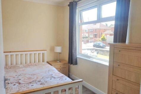 A cozy double bedroom featuring a comfortable b...