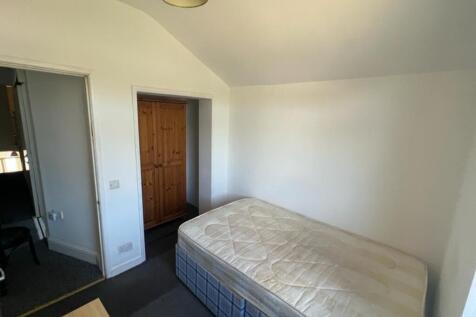 Bright and spacious double bedroom featuring am...
