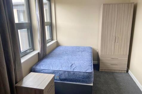 Bright and inviting double bedroom featuring la...