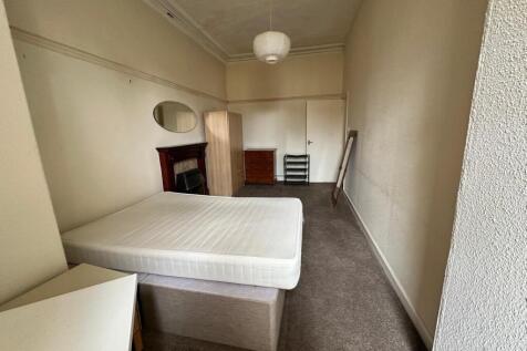 A spacious double bedroom with potential for pe...