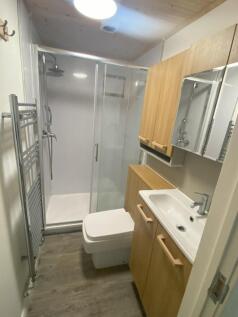 Bright and clean modern bathroom suite featurin...