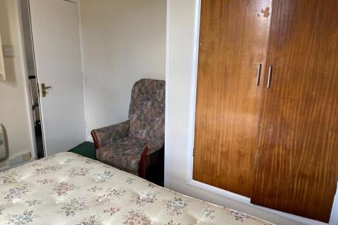 A cozy double bedroom featuring a comfortable b...