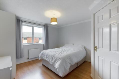 This inviting double bedroom features ample nat...
