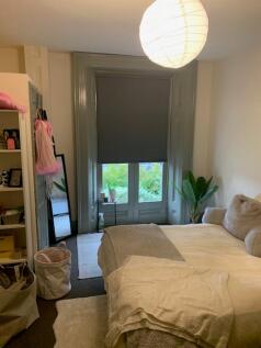 A cozy double bedroom featuring good natural li...