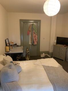 A cozy double bedroom featuring a comfortable b...