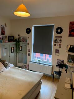 A cozy double bedroom featuring a comfortable b...