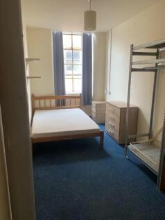 A bright and spacious double bedroom with good ...