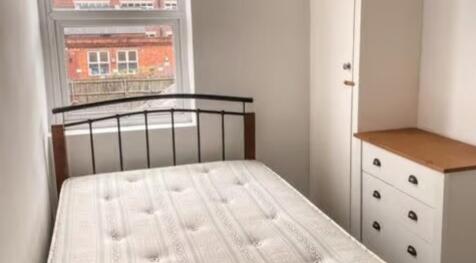 A cozy double bedroom featuring a comfortable b...