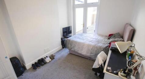 A cozy double bedroom featuring a comfortable b...