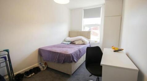 A neat double bedroom featuring a comfortable b...