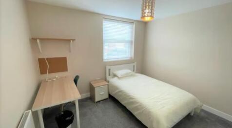 A cozy, well-maintained single bedroom featurin...