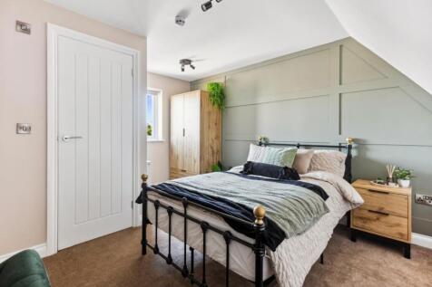 A cozy double bedroom featuring a comfortable b...