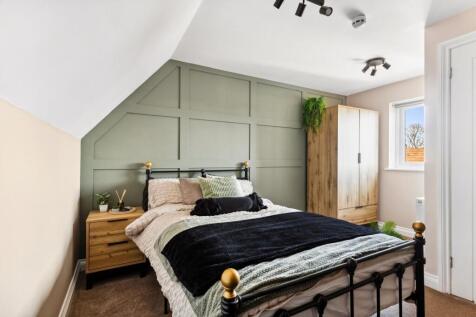This cozy double bedroom features a stylish des...