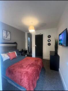 A cozy double bedroom featuring a comfortable b...