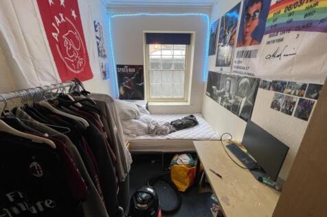 A cozy double bedroom featuring a comfortable b...