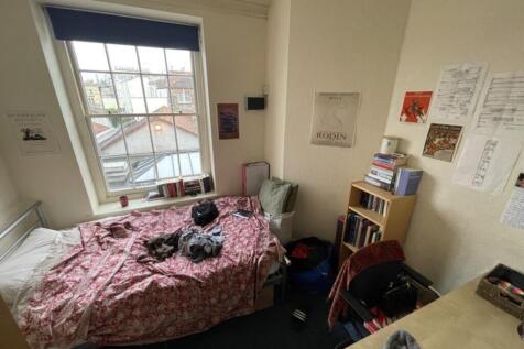 A cozy double bedroom featuring a comfortable b...