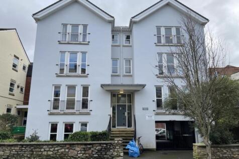 Charming exterior view of a well-maintained pro...