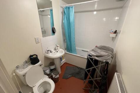 A clean and functional bathroom suite featuring...