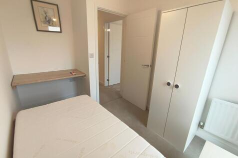 A clean and well-maintained single bedroom feat...
