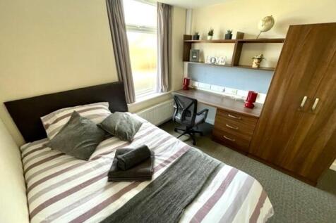 Bright and well-maintained double bedroom featu...