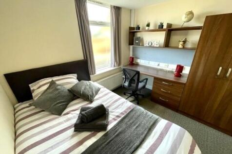 A cozy double bedroom featuring a comfortable b...