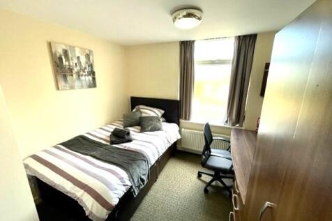 A neat and well-maintained single bedroom featu...