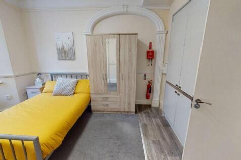 A bright and tidy double bedroom featuring a co...