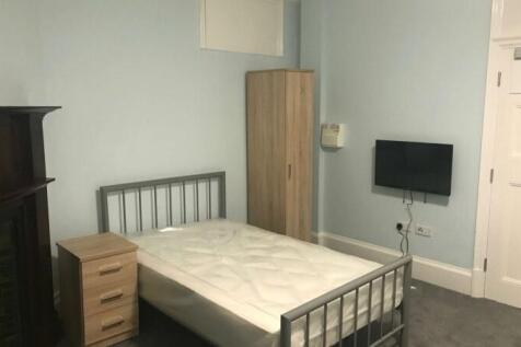 A neat and well-maintained single bedroom featu...